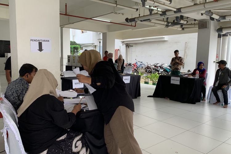 Anggota kelompok penyelenggara pemungutan suara (KPPS) Pemilu 2024 di TPS 035 di Kampung Akuarium, Penjaringan, Jakarta Utara, sengaja mengenakan baju hitam untuk menandakan kondisi politik di Tanah Air, Rabu (14/2/2024).