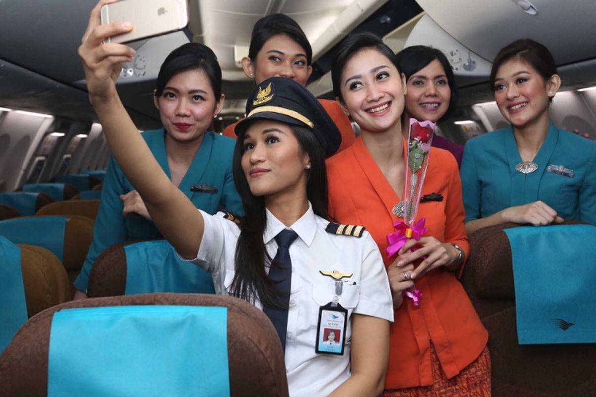 Pilot dan pramugari Garuda Indonesia berpose usai melakukan penerbangan bertajuk 'Kartini Flight' di Bandara Soekarno-Hatta, Jumat (21/4/2017). Garuda Indonesia gelar 'Kartini Flight' dalam rangka menyambut Hari Kartini. Seluruh awak kabin mulai pilot, pramugari hingga teknisi adalah perempuan.