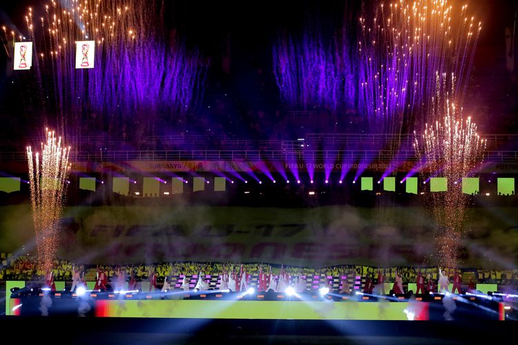 Kemeriahan kembang api di pembukaan Piala Dunia U17 2023 Indonesia yang berlangsung di Stadion Gelora Bung Tomo Surabaya, Jawa Timur, Jumat (10/11/2023) malam.