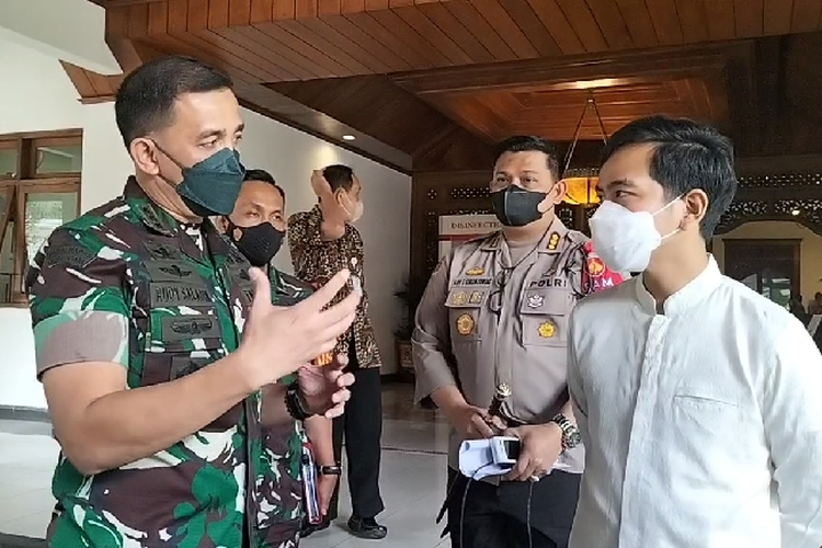 Komandan Korem 074/Warastratama Surakarta, Kolonel Inf Rudy Saladin setelah bertemu Wali Kota Solo Gibran Rakabuming Raka, di Balai Kota, Jumat (11/2/2022), segera membuka Rumkitlap Benteng Vastenburg Solo.