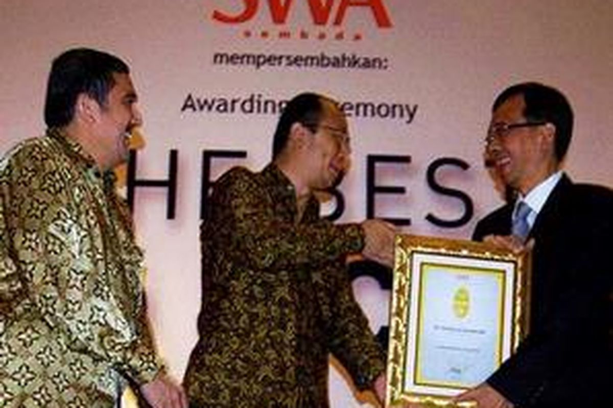 Benny Redjo Setyawan (kanan) menerima penghargaan The Best E-Corp 2010