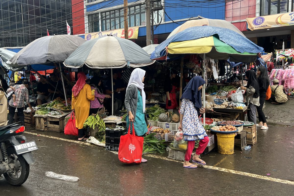 Menjelang Ramadhan, Pasar Anyar Kota Bogor ramai pembeli, Senin (11/3/2024).