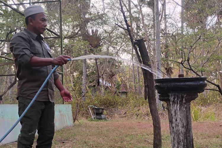 Kemarau, Petugas Taman Nasional Bali Barat Rutin Isi Puluhan Kubangan Air untuk Satwa