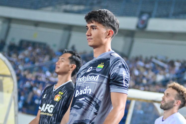 Kevin Ray Mendoza penjaga gawang Persib saat melakukan debutnya di laga pekan ke-22 Liga 1 2023-2024, Minggu (10/12/2023) melawan Persik Kediri di Gelora Bandung Lautan Api (GBLA). 