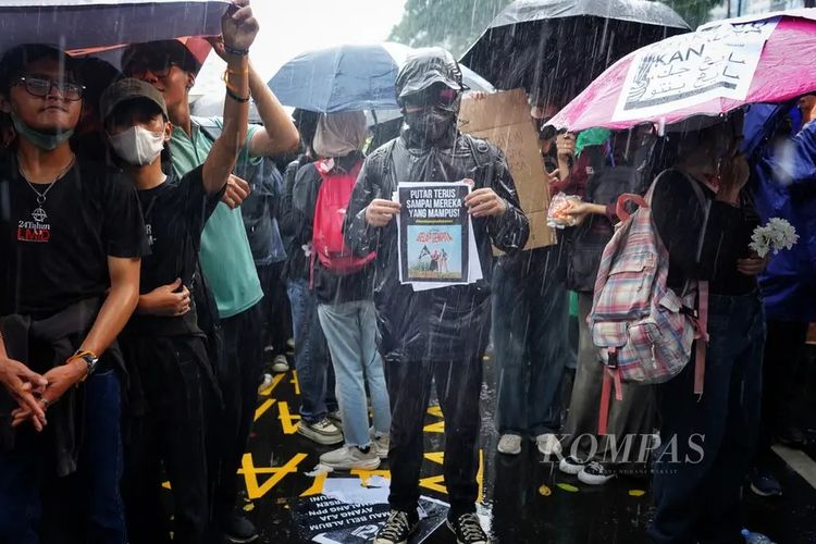 Seorang demonstran dalam guyuran hujan ketika bergabung dengan massa aksi dari berbagai elemen masyarakat sipil menggelar demonstrasi Indonesia Gelap di kawasan Patung Arjuna Wijaya, Jakarta, Jumat (22/2/2025). Gelombang aksi Indonesia Gelap masih terus berlanjut digelar masyarakat sebagai bentuk protes atas serangkaian kebijakan pemerintah yang dinilai merugikan masyarakat luas.