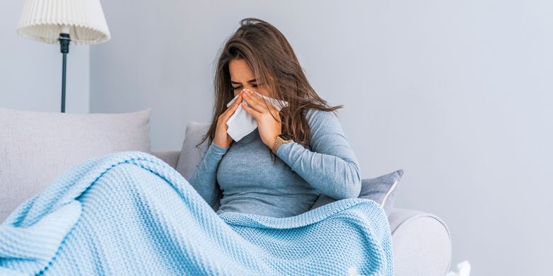 Ilustrasi demam dan batuk sebagai salah satu gejala awal Covid-19.