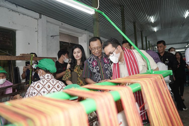 Menteri Perdanganan (Mendag)  Budi  saat  mengunjungi  pabrik  manufaktur  kain  lurik  dan  produk fesyen dari kain lurik CV Lurik Prasojo di Klaten, Jawa Tengah, Jumat (22/11/2024)