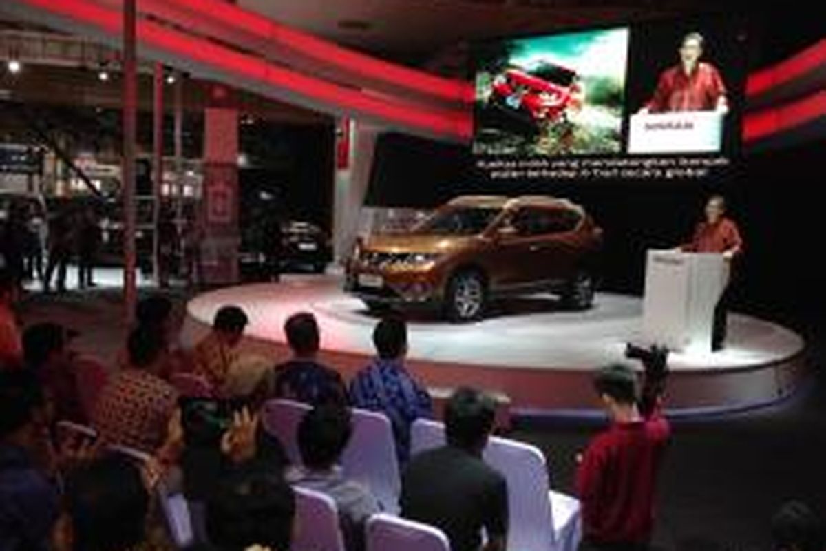 Takao Katagiri, Executive Vice President Nissan Motor Company, menyampaikan sambutan saat pembukaan booth Nissan di JIExpo, Kemayoran, Jakarta, (18/9/2014).