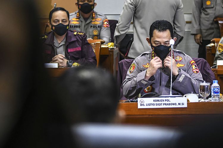 Kabareskrim Polri yang juga calon Kapolri Komjen Pol Listyo Sigit Prabowo (kanan) bersiap mengikuti Uji Kelayakan dan Kepatutan Calon Kapolri di ruang Komisi III DPR, Kompleks Parlemen, Jakarta, Rabu (20/1/2021). Calon Kapolri Komjen Pol Listyo Sigit Prabowo merupakan calon tunggal Kapolri yang diajukan Presiden Joko Widodo ke DPR untuk menggantikan Jenderal Pol Idham Aziz yang memasuki masa pensiun.