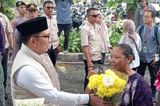 Ridwan Kamil Beli Bunga untuk Ziarah ke Makam MH Thamrin Sebelum Mulai Kampanye di Jakarta