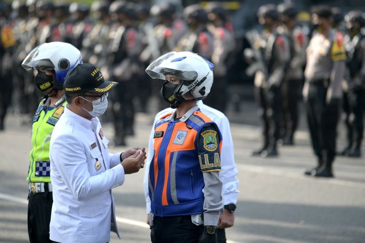 Gubernur Jabar Ridwan Kamil saat menjadi inspektur upacara Apel Gelar Pasukan Operasi Ketupat Lodaya 2021 di Halaman Depan Gedung Sate, Kota Bandung, Rabu (5/5/2021).