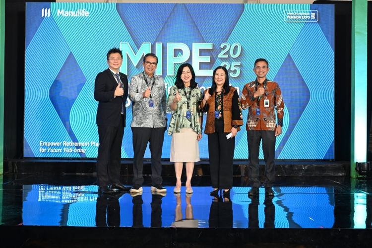 (Dari kiri ke kanan) Senior Managing Director Manulife Retirement Asia Elvin Tharm, Ketua Dewan Jaminan Sosial Nasional DJSN Prof Nunung Nuryantono, Presiden Direktur Manulife Indonesia Lauren Sulistiawati, Head of Retirement Manulife Indonesia Erna Wijaya, dan Direktur Pengembangan Dana Pensiun, Asuransi dan Aktuaria Direktorat Jenderal Stabilitas dan Pengembangan Sektor Keuangan Kementerian Keuangan Ihda Muktiyanto. 