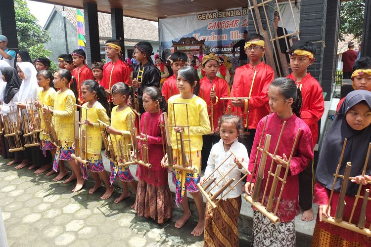 Anak-anak di Desa Wisata Cibuntu tengah menggelar pentas seni dan budaya tradisional.