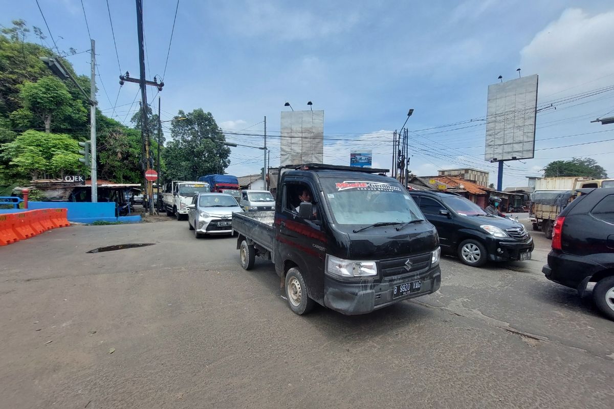 Suasana kemacetan yang terjadi di jalan Bouraq pada Senin (21/2/2022) karena jalan Daan Mogot, Kota Tangerang, menerapkan sistem satu arah. 