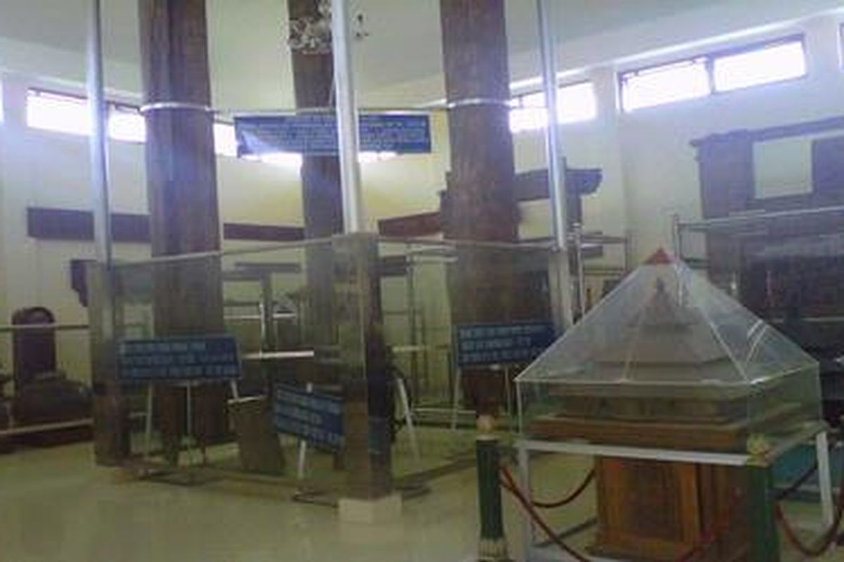 Meski sedang direnovasi, Masjid Agung Demak masih terbuka untuk dikunjungi wisatawan atau pemudik yang melintasi kawasan ini.