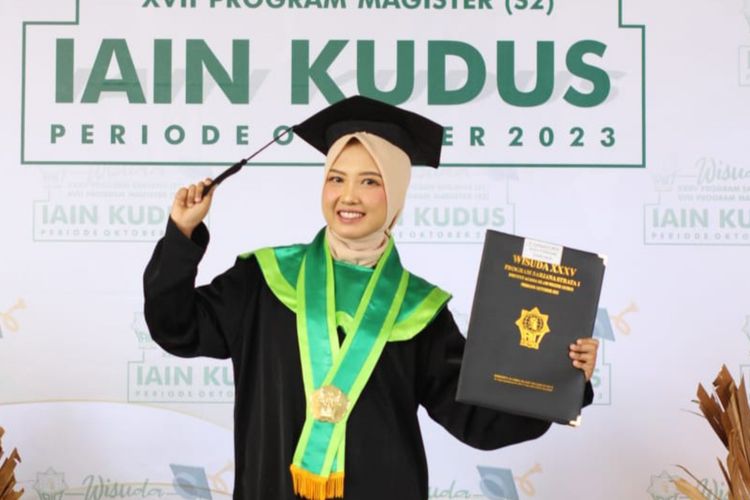 Aliya Fitrahani, mahasiswa IAIN Kudus berprestasi yang lulus dengan IPK 3,93.