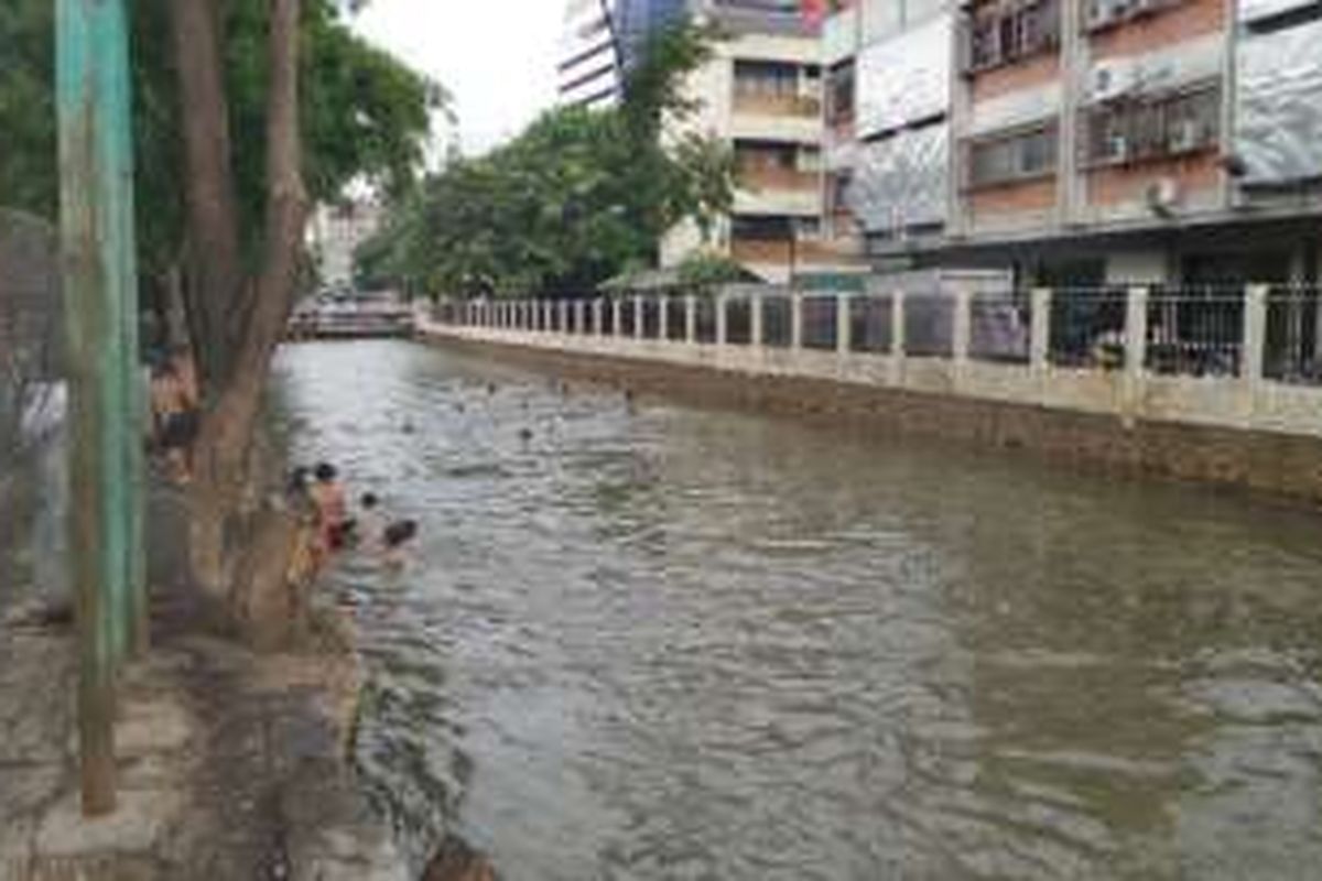 Senin (16/5/2016), puluhan anak-anak bermain di bantaran anak Sungai Ciliwung, jalan Labu, Kelurahan Mangga Besar, Jakarta Barat. 