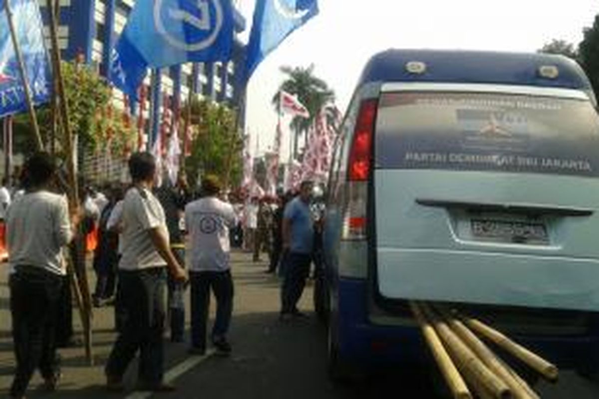 Sejumlah orang tiba di gedung Mahkamah Konsitusi dengan mengenderai ambulans bertuliskan DPD Partai Demokrat DKI Jakarta, Jumat (8/8/2014).