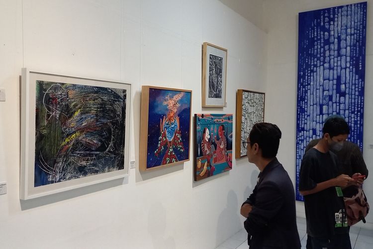 Pengunjung saat menikmati karya seni rupa pada pameran seni rupa peringatan 25 tahun reformasi yang digelar di Bentara Budaya Yogyakarta, Sabtu (20/5/2023)