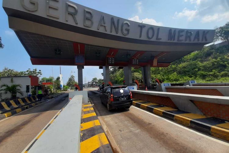 Gerbang tol Merak menjadi pintu keluar tol trans Jawa menuju Pulau Sumatera. Pengelola tol Tangerang-Merak memastikan tidak ada pekerjaan kontruksi jalan selama arus mudik dan balik 2024.