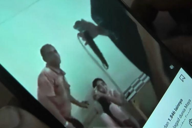 Rekaman video yang memperlihatkan Kades Sugihwaras Siaji, sedang menggoda salah seorang pemandu lagu di tempat karaoke, yang kemudian beredar di medsos 