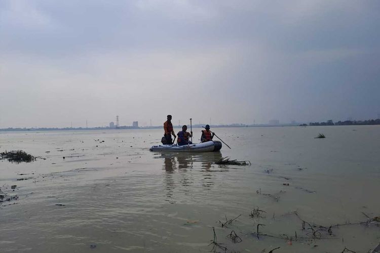 Tim gabungan mencari korban tenggelam di sawah yang dilanda banjir di Desa Karangligar, Kecamatan Telukjambe Barat, Karawang, Jawa Barat, Rabu (9/7/2025).