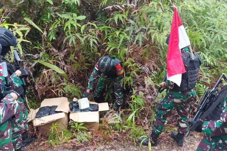 Indonesian Border Security Task Force secure two cardboard boxes containing 40 packages of crystal methamphetamine while patrolling the Indonesia-Malaysia border and illegal routes in Aruk Hamlet, Sebunga Village, Sajingan Besar District, Sambas Regency, West Kalimantan.