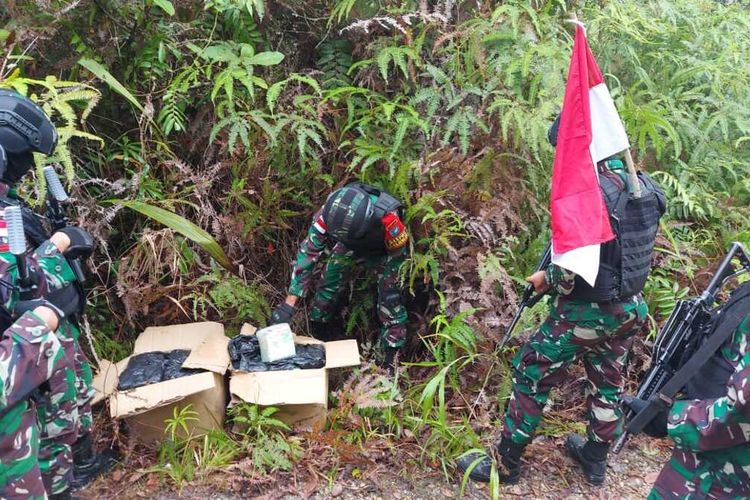 Satuan Tugas Pengaman Perbatasan (Satgas Pamtas) Yonif 642 Kapuas, berhasil mengamankan 2 kotak kardus yang berisi 40 paket narkoba jenis sabu saat melaksanakan kegiatan patroli patok perbatasan dan jalur ilegal di wilayah Dusun Aruk, Desa Sebunga, Kecamatan Sajingan Besar, Kabupaten Sambas, Kalimantan Barat (Kalbar). Diperkirakan, seluruh paket yang ditemukan tak bertuan tersebut berisi 42,9 kilogram narkoba jenis sabu.