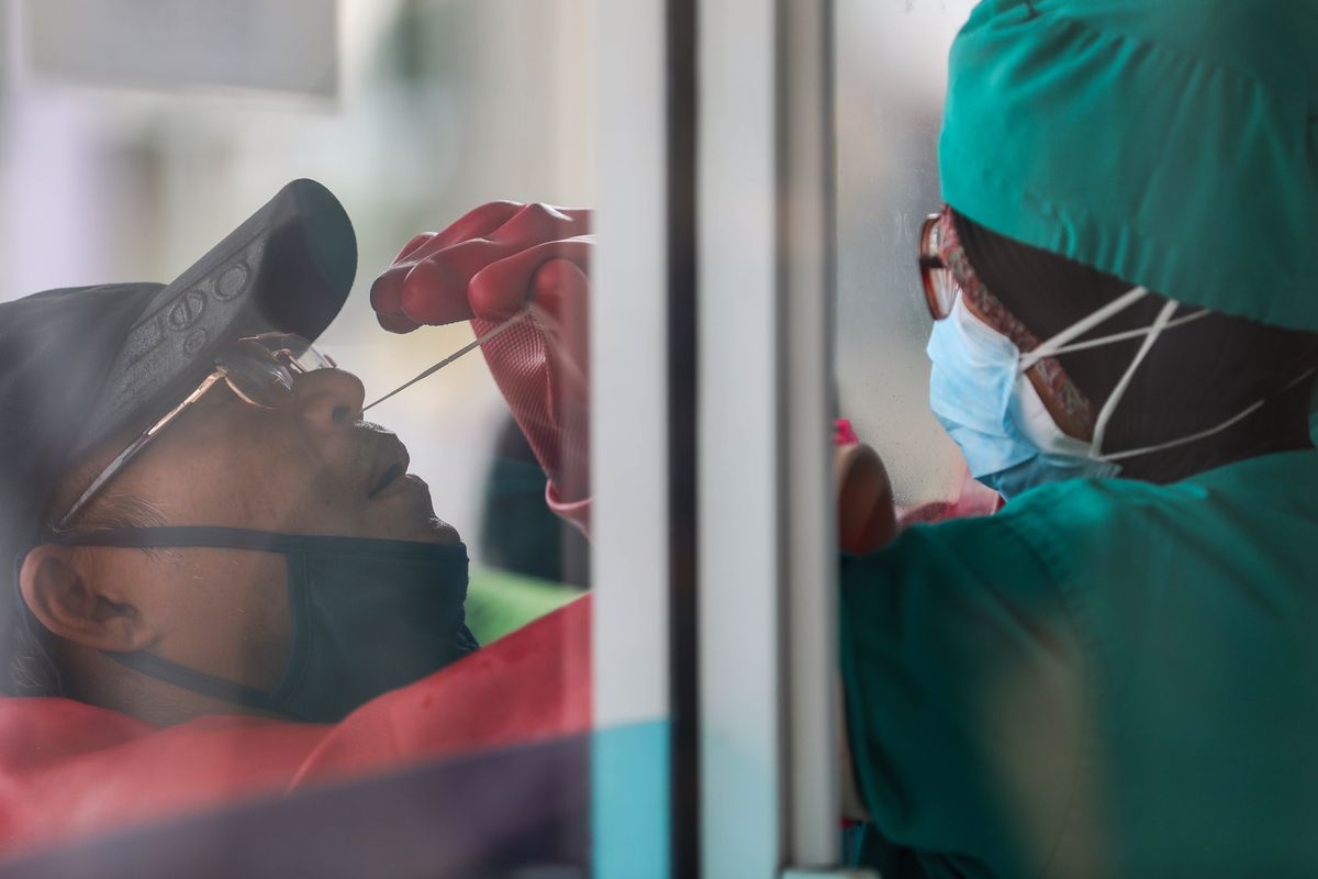 Warga menjalani tes usap atau swab test di GSI Lab (Genomik Solidaritas Indonesia Laboratorium), Cilandak, Jakarta Selatan, Senin (2/11/2020). Sebagai bentuk gotong-royong dan solidaritas untuk mempercepat penanganan COVID-19 di Indonesia, Tanoto Foundation dan Temasek Foundation International melakukan donasi bersama dengan memberikan bantuan kepada Genomik Solidaritas Indonesia (GSI Lab) berupa instrumen PCR, reagent kit dan bahan habis pakai untuk pemeriksaan PCR.