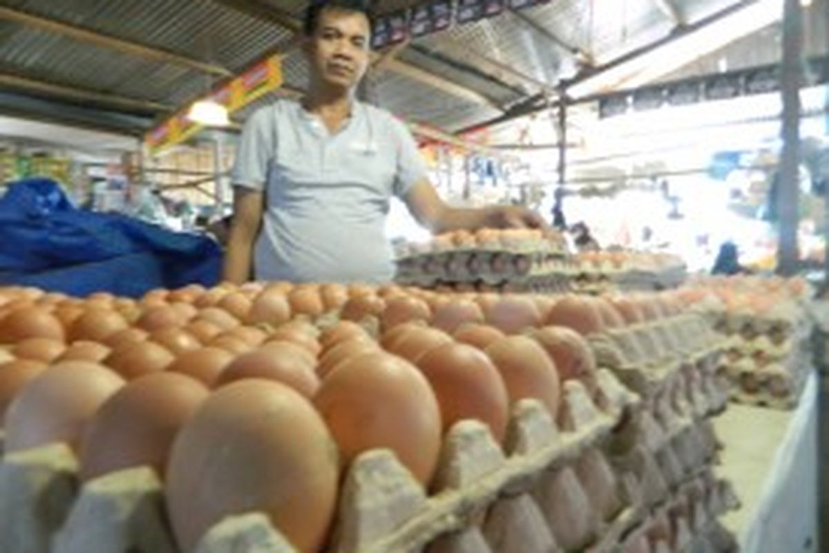 pedagang telur ini mengeluh karena harga telur yang merangkak naik.