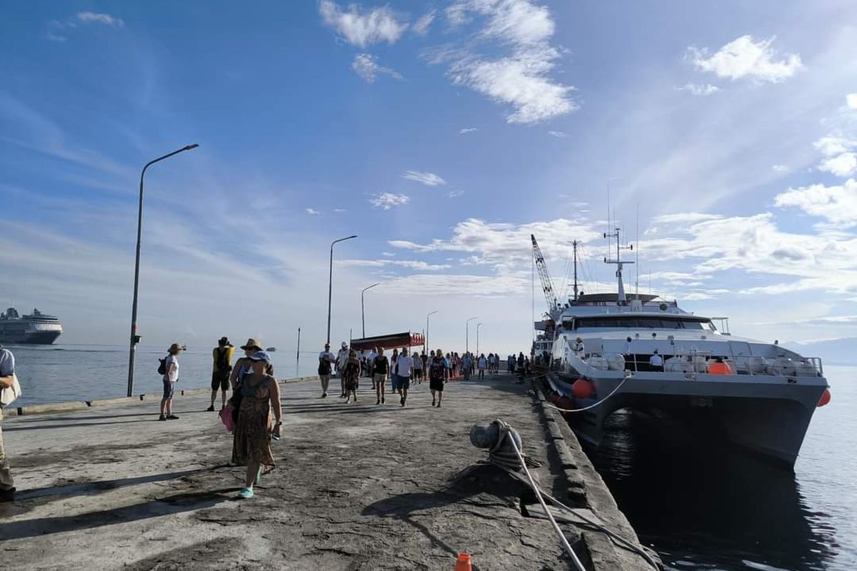 Wisatawan asing berkunjung ke Kabupaten Buleleng dengan kapal pesiar pada (30/1/2024) di Pelabuhan Celukan Bawang, Kecamatan Gerokgak, Kabupaten Buleleng, Provinsi Bali.
