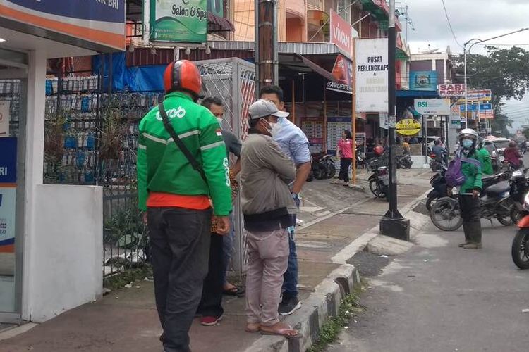 Lokasi penikaman seorang ibu muda oleh suaminya di blik ATM di Jalan Kartini, Kelurahan Bantan, Kecamatan Siantar Barat, Kota Pematangsiantar, Selasa (23/11/2022).