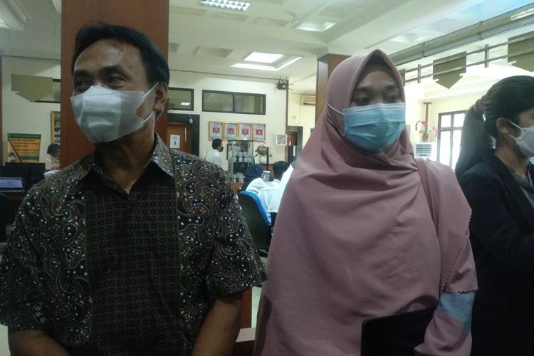 Adik Angga Wijaya sekaligus ayah mertua pedangdut Dewi Perssik, Dahyan Effendi dan adik Angga Wijaya, Sarah Istiqomah menjadi saksi di sidang lanjutan di Pengadilan Agama Jakarta Selatan, Senin (25/7/2022).