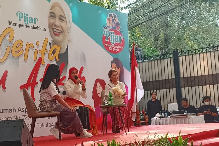 Istri bakal calon presiden (capres) dari PDI-P Ganjar Pranowo, Siti Atiqoh saat berbicara di acara Cerita Ibu Atiqoh yang digelar oleh relawan perempuan Ganjar Pranowo yang tergabung dalam Perempuan Indonesia Pilih Ganjar (Pijar) pada Sabtu (17/6/2023).
