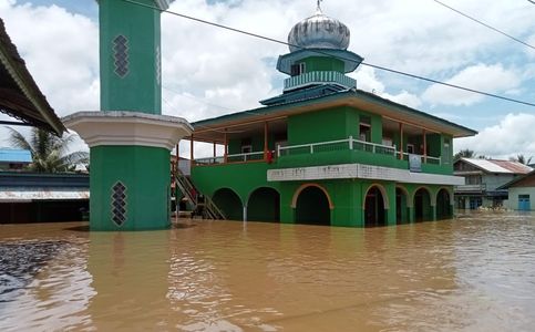Thousands of Indonesia Villagers Flee Their Flooded Homes in Kalimantan