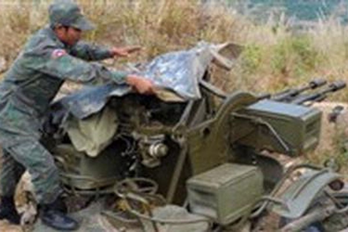 Tentara Kamboja dengan persenjataan lengkap berada di dekat Candi Preah Vihear, sekitar 500km utara of Phnom Penh, yang menjadi wilayah kodflik dengan Thailand