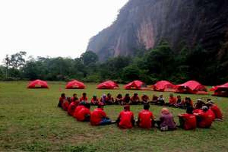 Peserta Aksa 7 Bootcamp berkumpul di Lembah Harau, Kabupaten Lima Puluh Kota, Sumatera Barat, Sabtu (8/10/2016). 