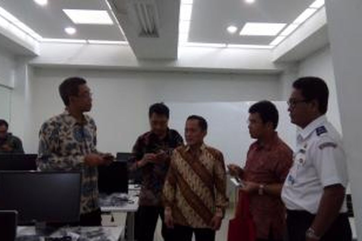 Direktur Jenderal Industri Logam, Mesin, Alat Transportasi,  dan Elektronika Kementerian Perindustrian, I Gusti Putu Suryawirawan (paling kiri) berbincang dengan Rektor ITB Kadarsyah Suryadi di Pusat Desain dan Rekayasa Industri Penunjang Perkeretaapian, Bandung, Jumat (11/12/2015).