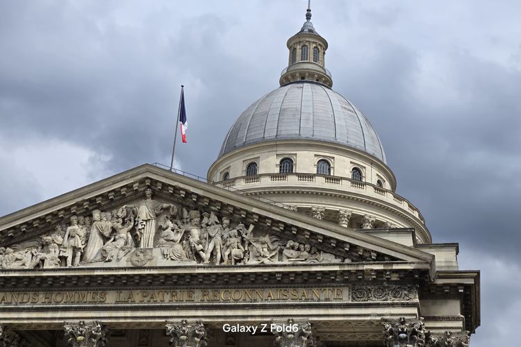 Hasil foto zoom 3x di Samsung Galaxy Z Fold 6 bagus, tajam, dan detail. Kami bisa melihat detail ukiran di Menara Pantheon, Paris.