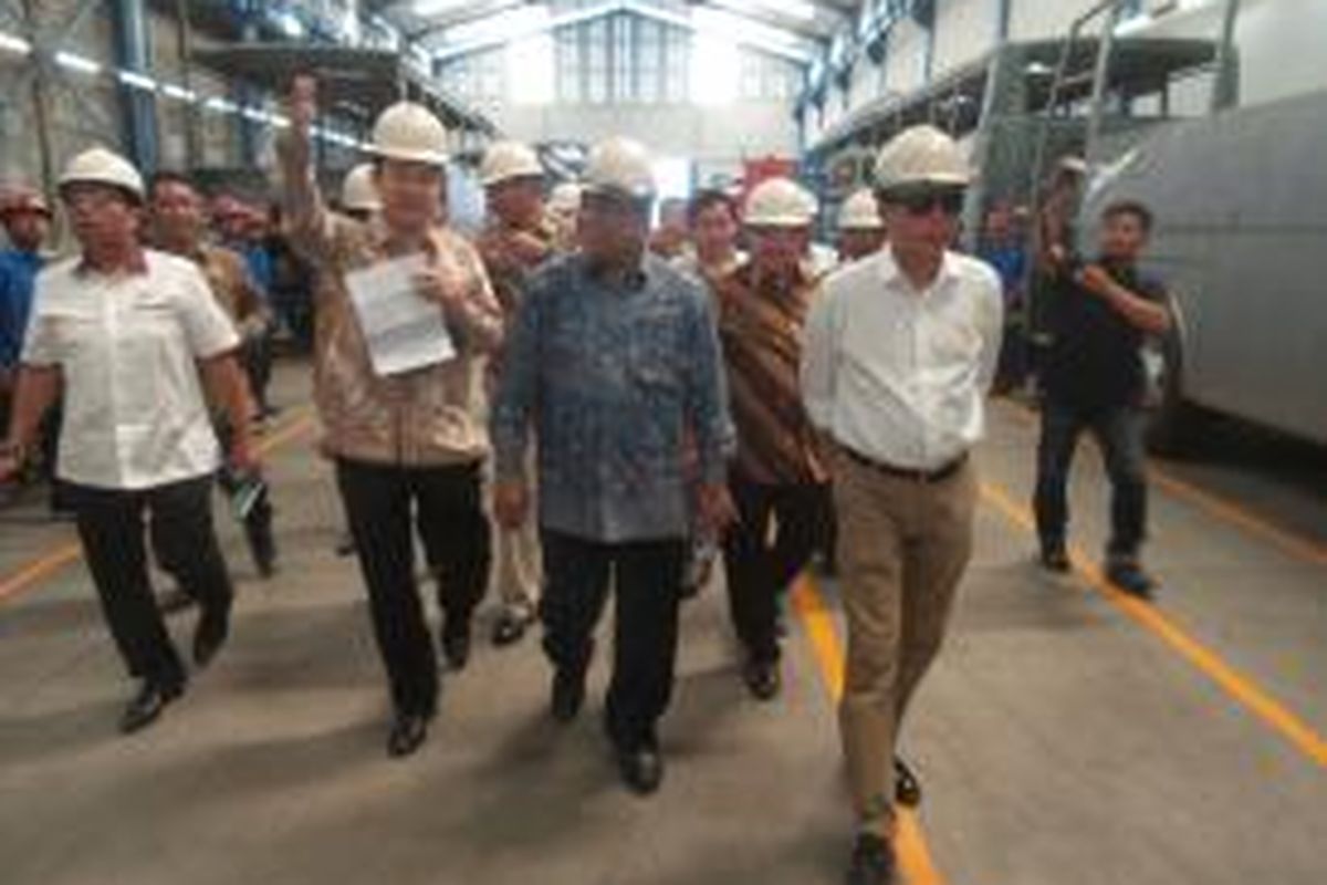 Menteri Koordinator Maritim Indroyono Soesilo (batik biru) dan Menteri Perhubungan Ignasius Jonan (kemeja putih) saat meninjau pabrik karoseri bus CV Laksana, Ungaran, Jawa Tengah, Rabu (29/7/2015). Peninjauan dilakukan usai acara peresmian perakitan 1.000 bus berstandar BRT yang merupakan program dari Kementerian Perhubungan.