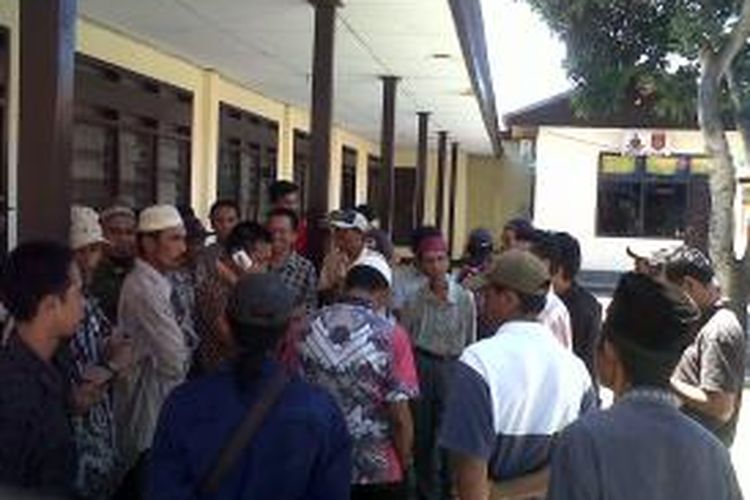 Puluhan warga tengah berkumpul di Markas Kepolisian Resor (Mapolres) Bone, Sulawesi Selatan meminta agar polisi mencabut laporan Kepala Desanya (Kades) terhadap salah seorang warga. Selasa, (27/08/2013).