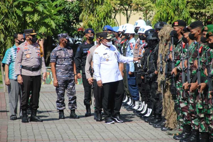 Gubernur Maluku, Murad Ismail dan pimpinan TNI Polri di Maluku mengecek kesiapan pasukan pengamanan Idul Fitri 1443 Hijriah di Lapangan Upcara Polda Maluku, Jumat (22/4/2022)