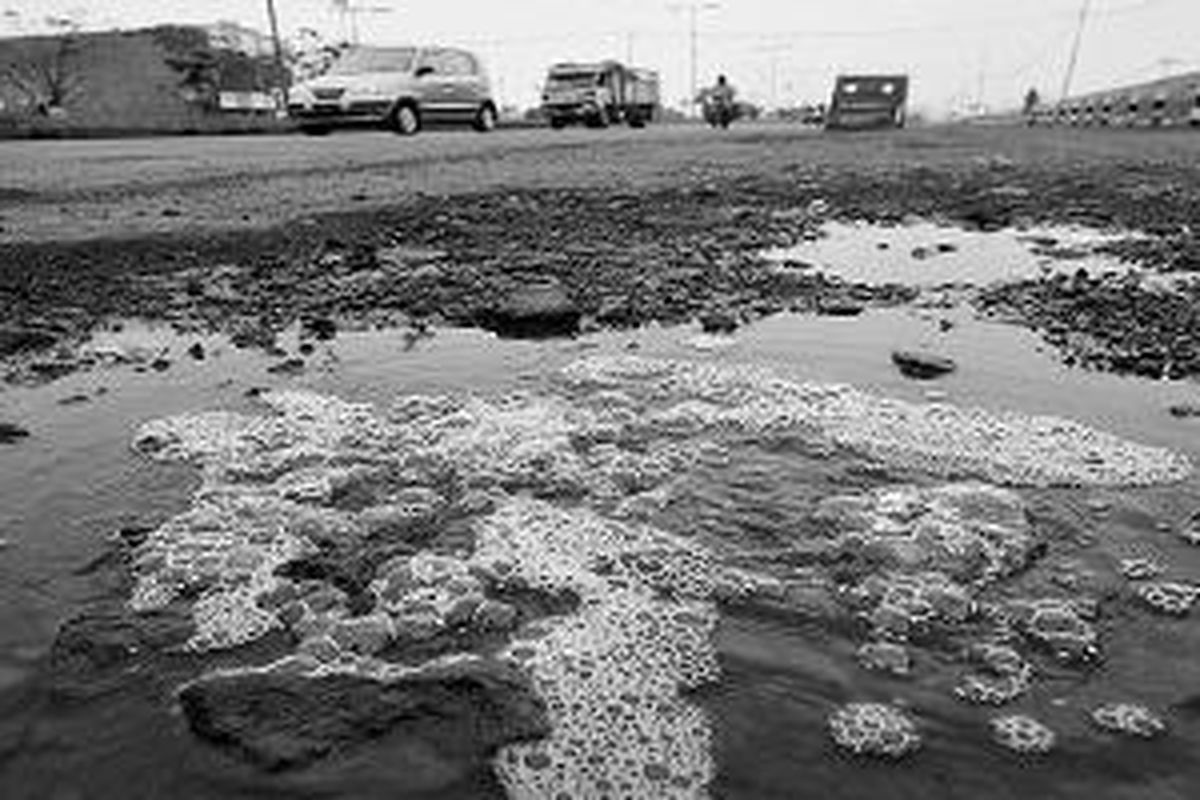 Gelembung gas muncul di Jalan Raya Porong, Sidoarjo, Jawa Timur, tidak jauh dari pusat semburan lumpur Lapindo, Rabu (14/4). Menurut data Badan Penanggulangan Lumpur Sidoarjo, gelembung gas di Jalan Raya Porong ini merupakan kemunculan yang ke-160.