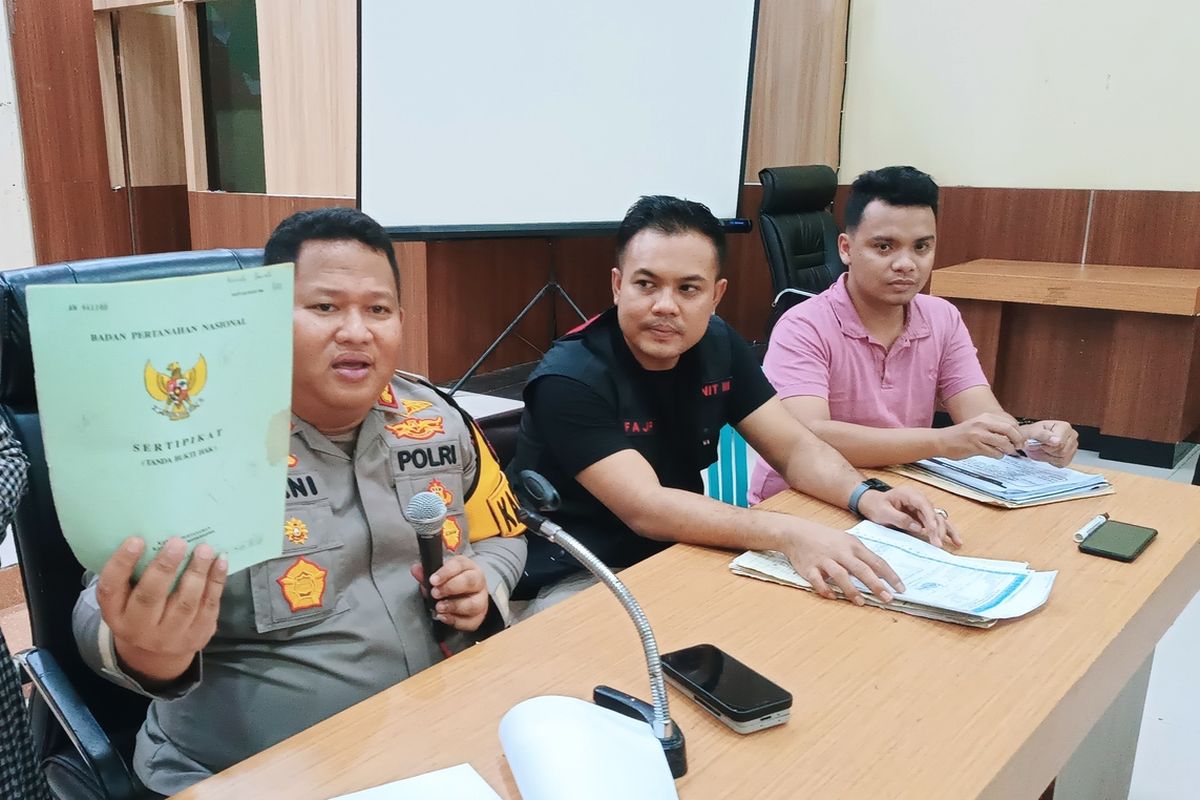 Kapolres Pamekasan AKBP Jazuli Dani Iriawan saat membeberkan beberapa barang bukti dalam sengketa tanah antara keponakan dengan bibinya di Gedung Bhayangkara Polres Pamekasan, Selasa (26/3/2024).