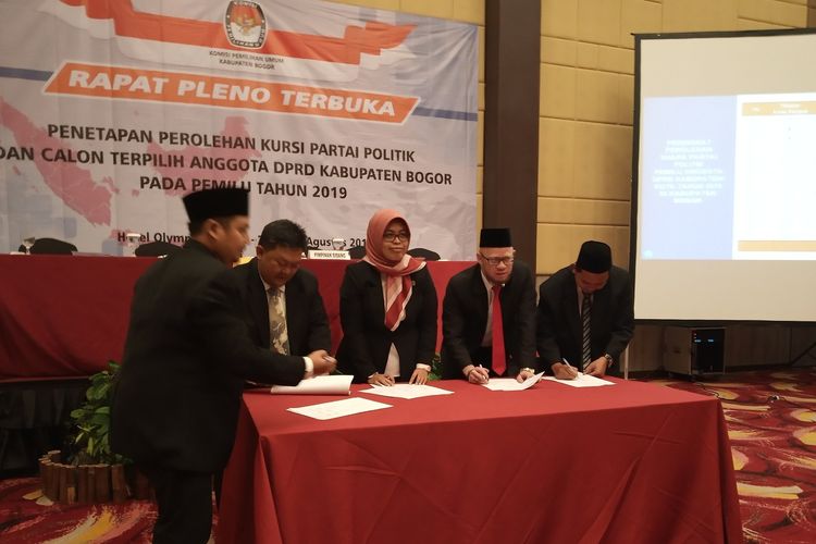 KPU Kabupaten Bogor resmi menetapkan 55 anggota legislatif terpilih menjadi DPRD Kabupaten Bogor dengan menandatangani berkas-berkas hasil Pemilu 2019, di Citeureup, Bogor, Jawa Barat, Rabu (14/8/2019).