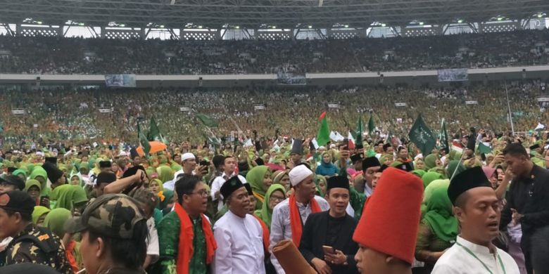 Anggota dan pengurus Muslimat NU yang menghadiri Harlah ke-83 Muslimat NU di Stadion Utama GBK, Jakarta, Minggu (27/1/2019).
