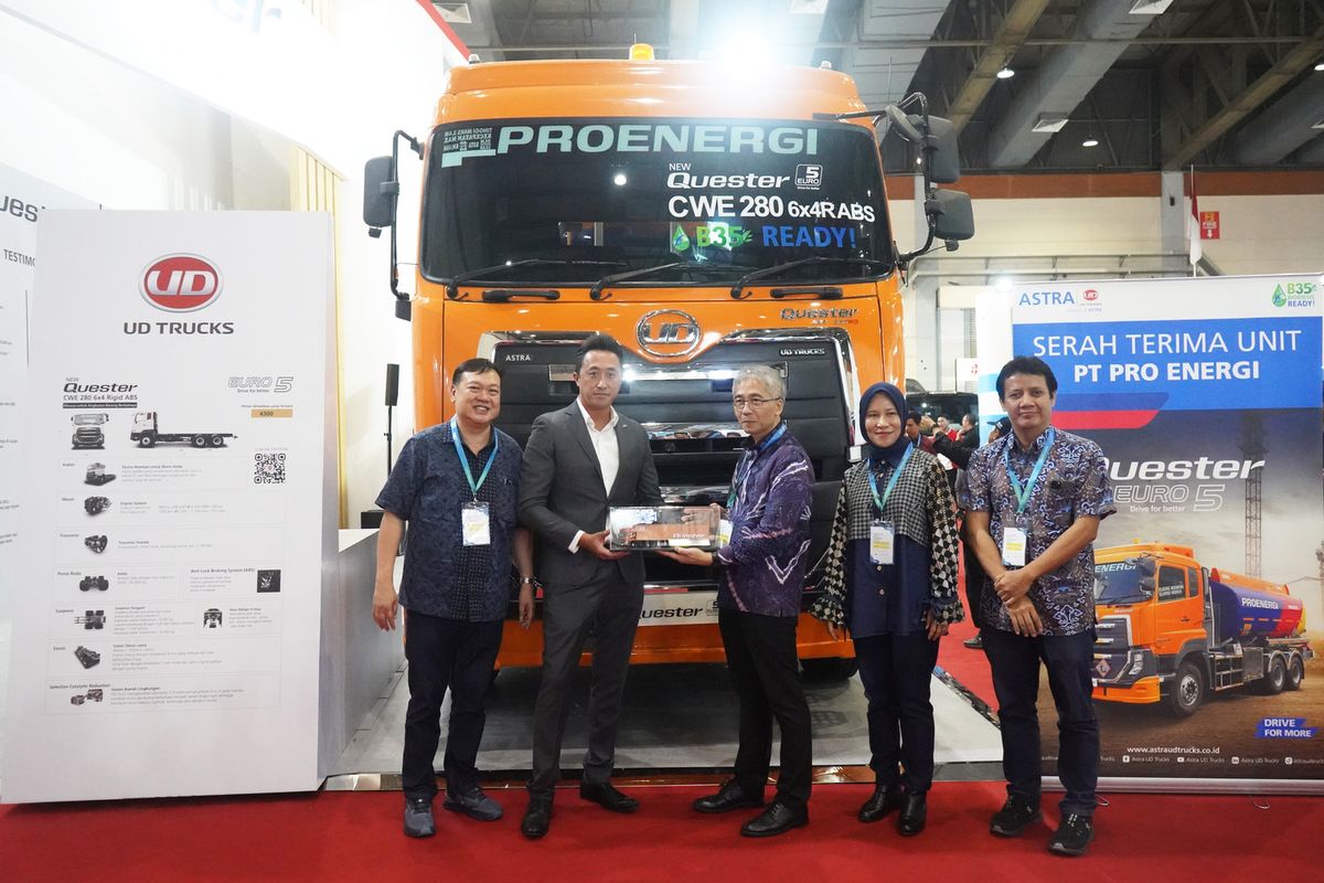 Serah terima simbolis kunci oleh Odawawa Toshihiko, President Director UD Trucks Indonesia kepada Vica Krisdianatha, Direktur Utama atau CEO PT Pro Energi