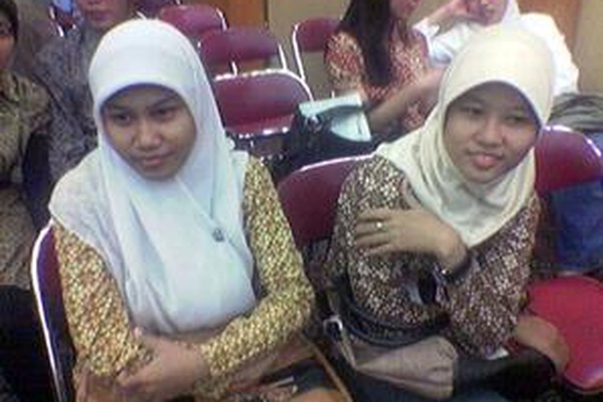 Diah (24) dan Dwi (23), dua kakak beradik yang ikut berangkat ke Jepang, sebagai tenaga kerja profesional untuk posisi pendamping lansia.