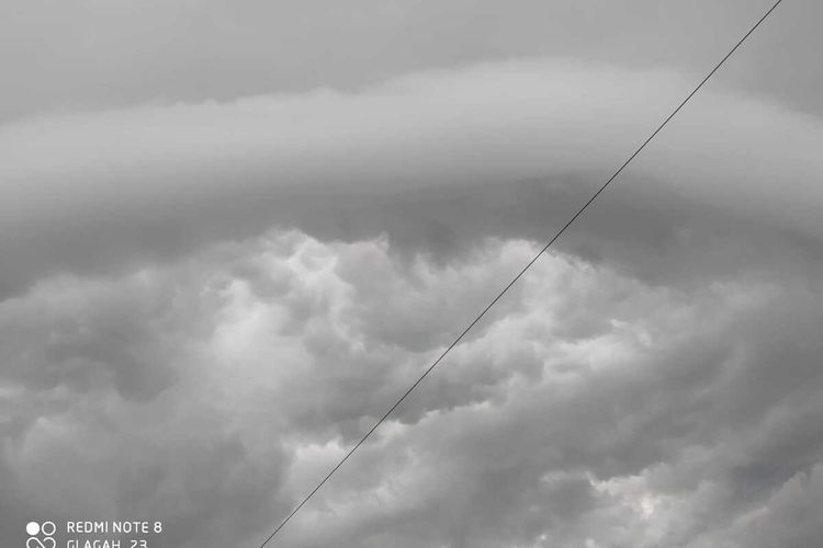 Fenomena awan Arcus tampak di langit Bandar Udara Yogyakarta International Airport (YIA) di Kulon Progo, Daerah Istimewa Yogyakarta.