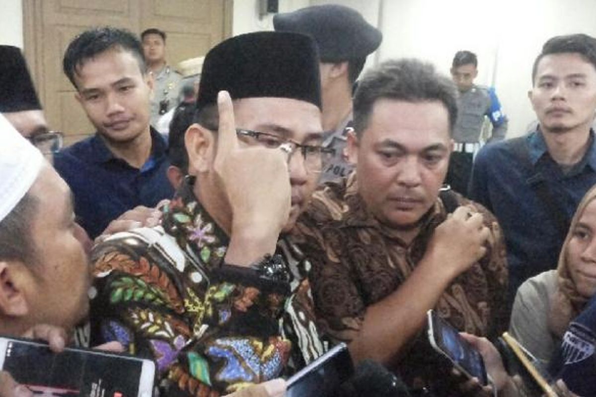 Saksi pelapor kasus dugaan penodaan agama, Muhammad Asroi Saputra (berkaca mata), mengacungkan jari usai memberikan kesaksian dalam lanjutan sidang kasus penodaan agama yang didakwakan kepada Basuki 